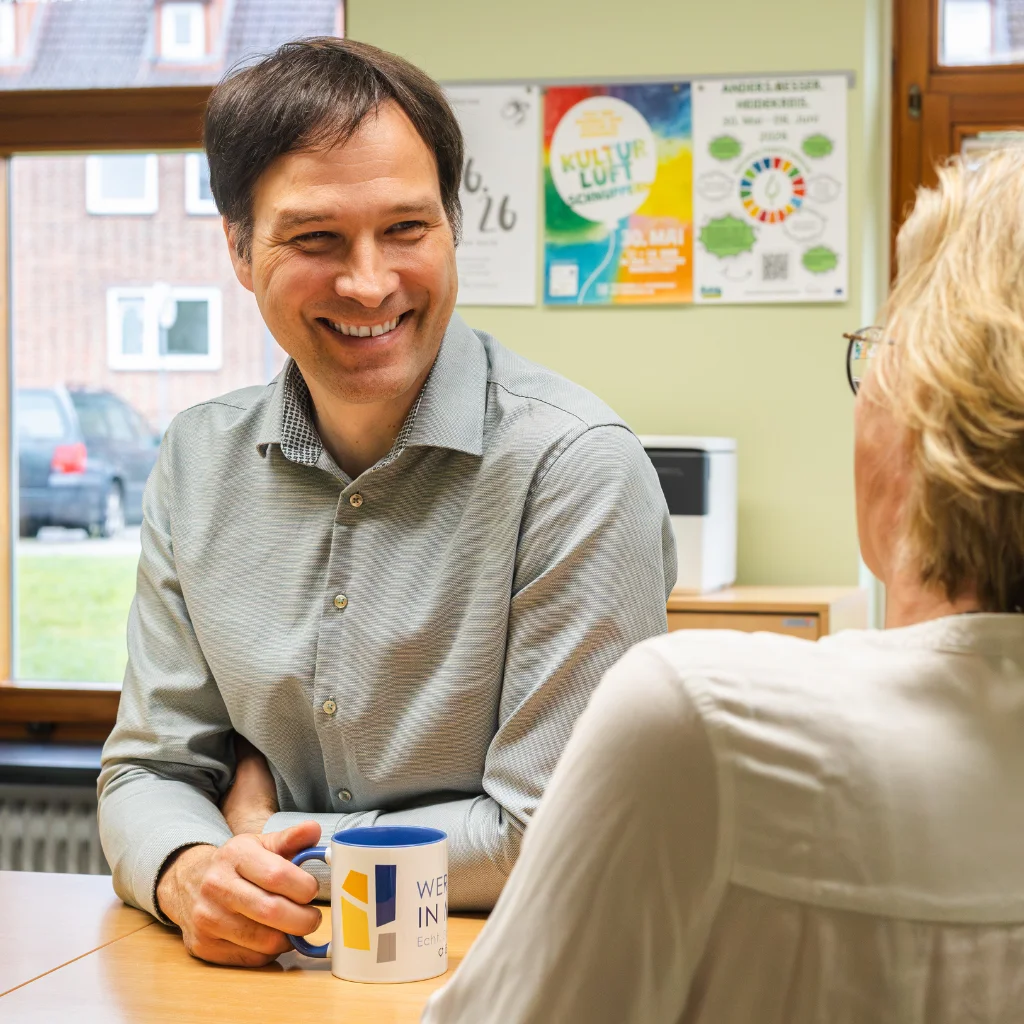 Unsere Schule zeigt den Schulleiter Axel Adler, beim freundlichen Gespräch
